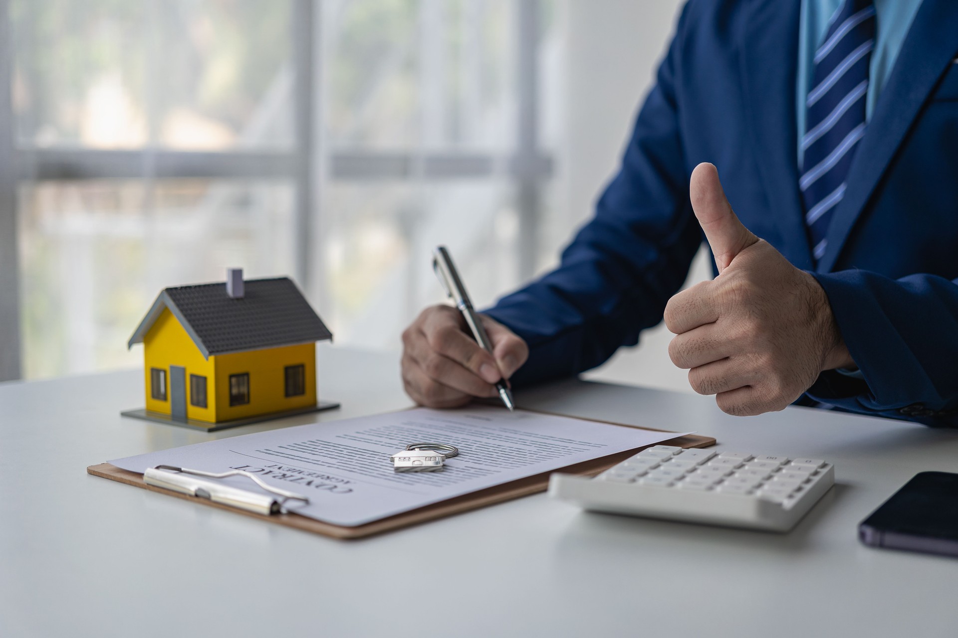 Consultor de vendas de casas e seguros, agente imobiliário trabalhando com documentos de contrato e laptop no escritório